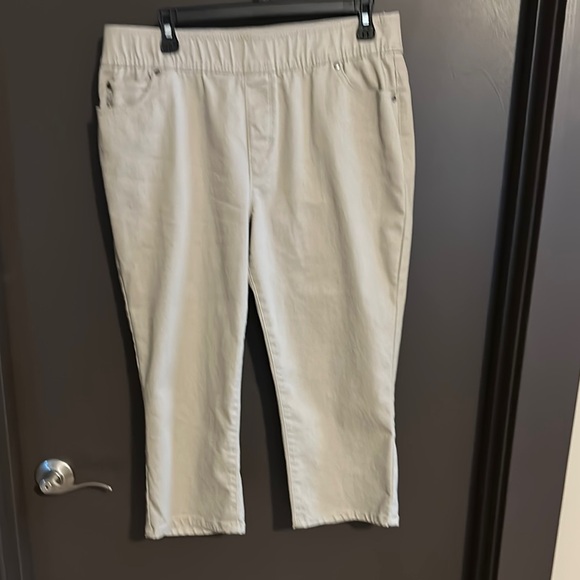 Kim Rogers Khaki Capris - Picture 1 of 3